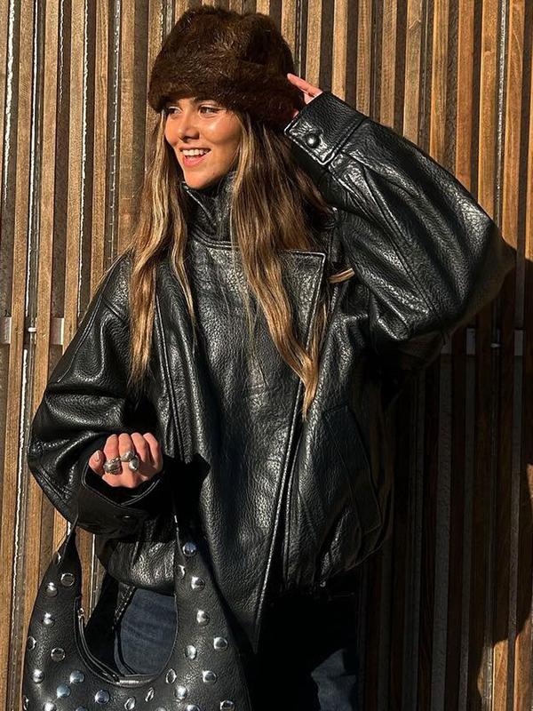Schwarze Kunstlederjacke mit Stehkragen, übergroße Motorradjacke