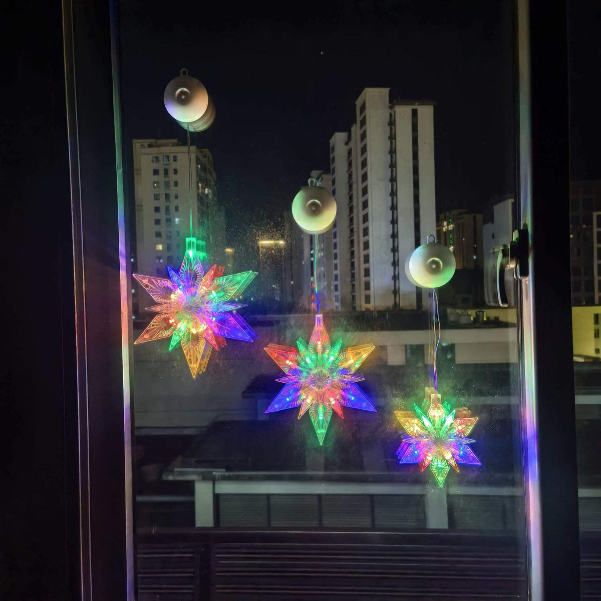 🎄❄️ DIY-Weihnachts-Schneeflocken-LED-Lichter mit Saugnäpfen ✨ | Batteriebetrieben, warmes Licht und mehrfarbig, Fensterlichter mit Saugnäpfen, Weihnachtsdekoration für Zuhause und Partys