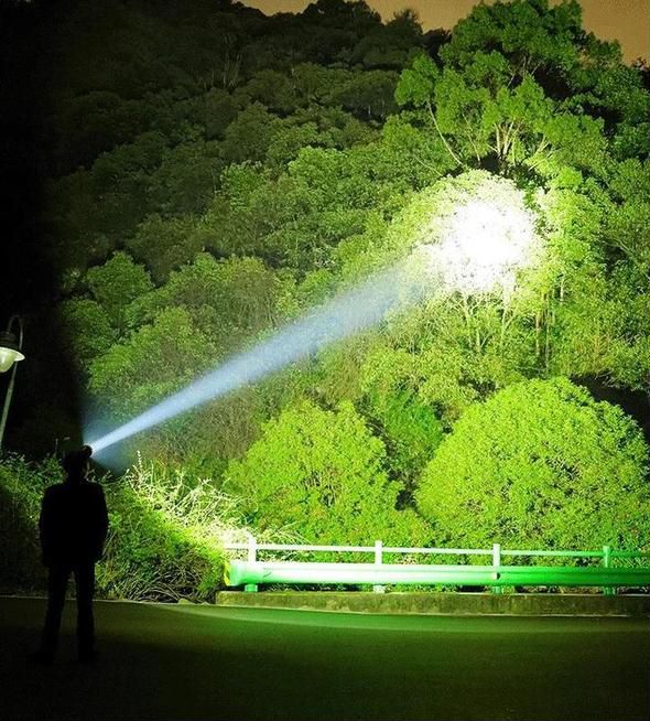 ✨ 20000 Lumen Taktische LED-Taschenlampe – 3 Jahre Garantie, wiederaufladbar & als Powerbank nutzbar! ⚡🔦