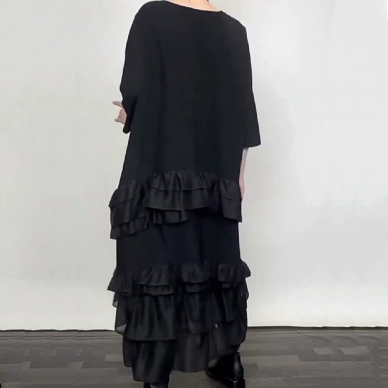 Übergroßes, fließendes Kleid mit Rüschen und Lagen