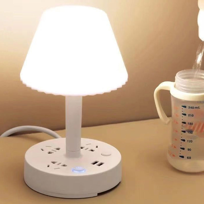 Tischleuchte mit USB-Anschluss und Steckdose