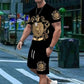 👕 JETZT 50 % RABATT! 👑 Herren-T-Shirt- und Shorts-Set mit Goldwappen-Print – Stylisch, atmungsaktiv und perfekt für lässige Sommertage oder sportliche Looks 🩳